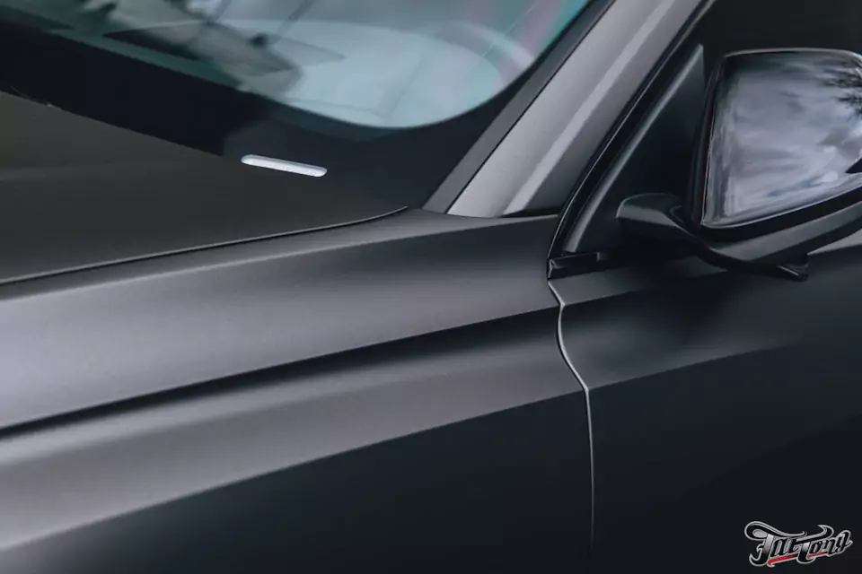 Оклеили Audi Q8 серым матовым полиуретаном, установили усиленные тормозные диски и колодки, окрасили суппорта, сделали антихром, произвели комплекс детейлинг-услуг
